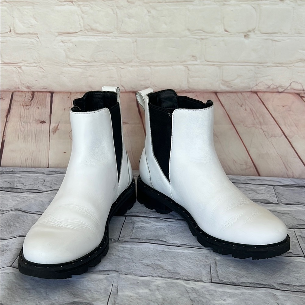 SOREL Lennox white leather Chelsea slip on boots size 9  waterproof